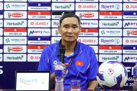Huấn luyện viên Mai Đức Chung phát biểu sau trận đấu. (Ảnh: VFF)