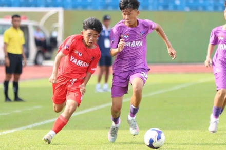 U13 Becamex Bình Dương (tím) bị U13 Bình Dương (cam) gỡ hoà phút cuối, chung cuộc hai đội cầm chân nhau với tỷ số hoà 2-2. 