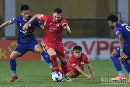 Với chiến thắng trước PVF-Công an nhân dân, Công an Hà Nội bám sát ngôi đầu của Ninh Bình. (Ảnh: TRẦN HẢI)