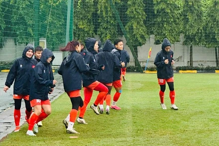 Các cầu thủ tập luyện dưới thời tiết mưa nhẹ. (Ảnh: VFF)