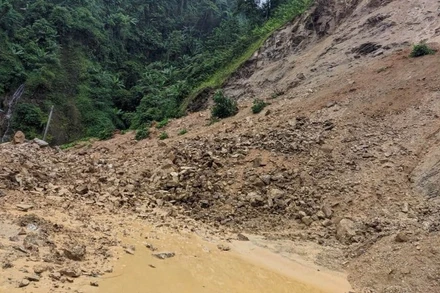 Ách tắc giao thông cục bộ do sạt lở đất trên đường tỉnh 177, tỉnh Tuyên Quang.