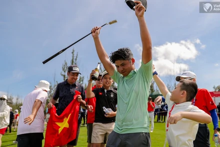 Nguyễn Tuấn Anh ăn mừng chức vô địch tại bảng nam. (Ảnh: VGA)