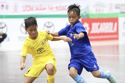 U9 Việt Hùng Thanh Hoá (xanh) chiếm lĩnh hoàn toàn thế trận trước U9 Hà Nội. (Ảnh: VFF)