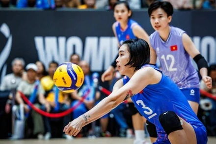 Thanh Thúy và các đồng đội đã chơi nỗ lực trước sức ép khủng khiếp của Ba Lan. (Ảnh: VolleyballWorld)