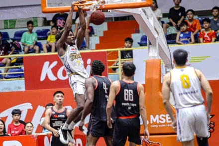Mykal Jenkins úp rổ trước dàn cầu thủ Danang Dragons. (Ảnh: VBA)