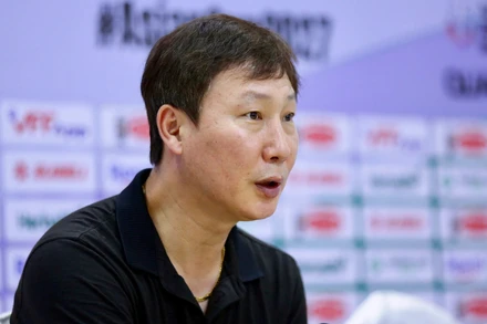 Huấn luyện viên Kim Sang Sik tại buổi họp báo sau trận thắng 1-0 Nepal. (Ảnh: VFF)