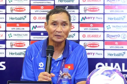 Huấn luyện viên Mai Đức Chung phát biểu tại buổi họp báo, sau trận đấu tối 5/7. (Ảnh: VFF)