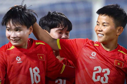 Các thành viên đội tuyển nữ Việt Nam ăn mừng bàn thắng. (Ảnh: VFF)