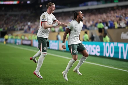 Cole Palmer (trái) mở tỷ số cho Chelsea. (Ảnh: CFC)