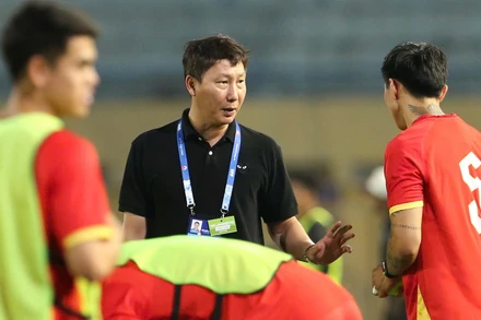 Huấn luyện viên Kim Sang Sik dặn dò các học trò trong trận đấu gặp Bangladesh. 