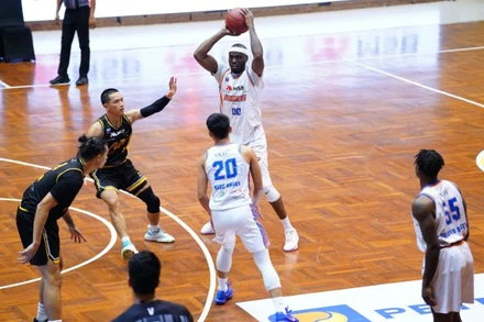 Tamyrik Fields kéo dãn đội hình Cantho Catfish. (Ảnh: VBA)