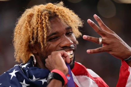 Noah Lyles ăn mừng lần thứ tư liên tiếp đăng quang cự ly 200m thế giới. (Ảnh: Runner World)