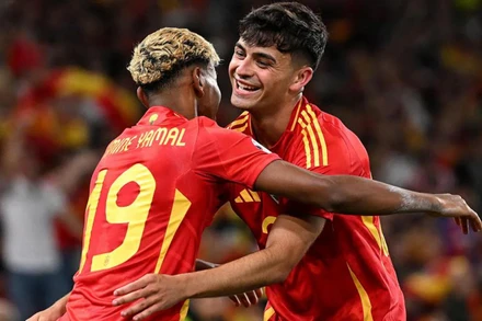 Pedri ăn mừng bàn thắng cùng Lamine Yamal. (Ảnh: UEFA)