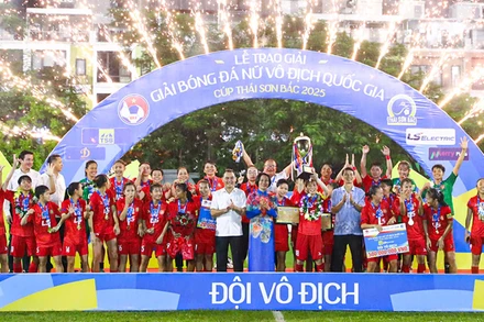 Các cô gái Thành phố Hồ Chí Minh I ăn mừng cùng chiếc cúp vô địch. (Ảnh: VFF)
