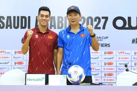 Huấn luyện viên Kim Sang Sik và tiền đạo Tiến Linh hứng khởi trước trận lượt về gặp Nepal. (Ảnh: VFF)