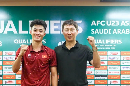 Huấn luyện viên Kim Sang Sik và cầu thủ Nguyễn Văn Trường tại buổi họp báo sau trận thắng 1-0 U23 Singapore. (Ảnh: VFF)