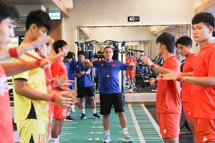 Các thành viên U23 Việt Nam tập luyện dưới sự hướng dẫn của chuyên gia thể lực Cedric Roger. (Ảnh: VFF)
