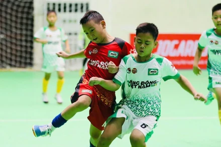 Các cầu thủ nhí tranh tài vô cùng kịch tính. 