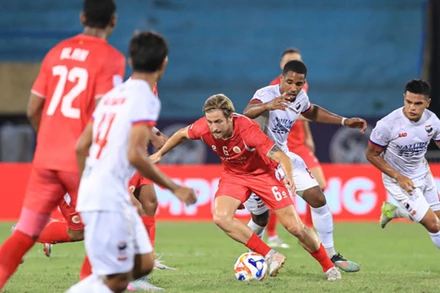 Công an Hà Nội (áo đỏ) giành chiến thắng sát nút trên sân nhà. (Ảnh: Đức Cường)