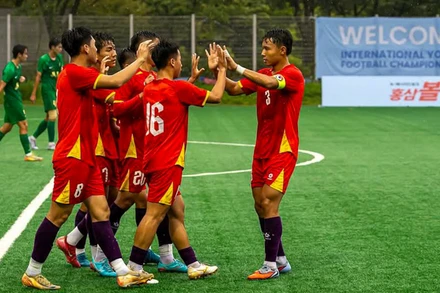 Các cầu thủ U18 Việt Nam ăn mừng "cơn mưa" bàn thắng. (Ảnh: VFF)