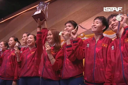 Các thành viên đội tuyển cầu mây nữ Việt Nam nâng cao chiếc cúp vô địch thế giới. (Ảnh: ISTAF)
