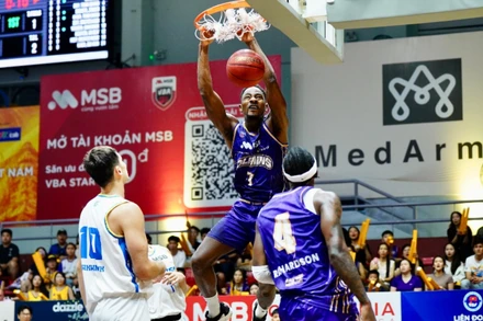 Khoảnh khắc Mykal Jenkins úp rổ đánh dấu sự vùng lên của Nha Trang Dolphins. (Ảnh: VBA)