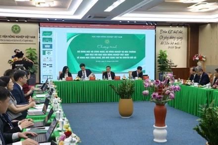 Bộ trưởng Khoa học và Công nghệ Nguyễn Mạnh Hùng, Thứ trưởng Nông nghiệp và Môi trường Hoàng Trung, Thứ trưởng Khoa học và Công nghệ Hoàng Minh trong buổi làm việc với Học viện Nông nghiệp Việt Nam chiều 21/6.