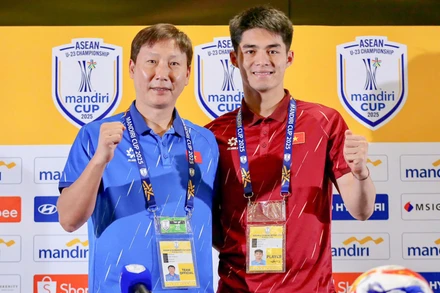 Huấn luyện viên Kim Sang Sik và thủ thành Nguyễn Trung Kiên tại buổi họp báo trước trận gặp U23 Philippines tại bán kết. (Ảnh: VFF)