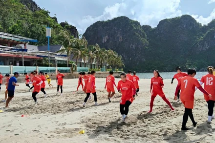 Các thành viên đội tuyển nữ Việt Nam tập luyện trên bãi biển. (Ảnh: VFF)