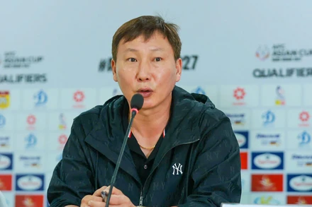Huấn luyện viên Kim Sang Sik phát biểu tại buổi họp báo. (Ảnh: VFF)
