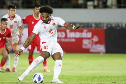 Tiền đạo Xuân Son tỏa sáng để mang về bàn thắng trên chấm 11m. (Ảnh: VFF)