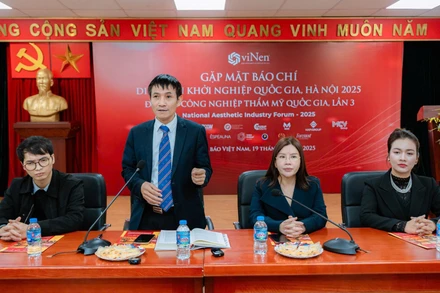 Đại diện Ban Tổ chức chia sẻ thông tin về diễn đàn năm nay. 