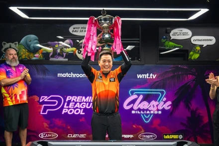 Dương Quốc Hoàng cùng chiếc cúp vô địch Premier League Pool 2026. (Ảnh: Matchroom)