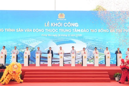 Tổng Bí thư Tô Lâm và các đại biểu thực hiện nghi thức khởi công công trình. (Ảnh: BTC)