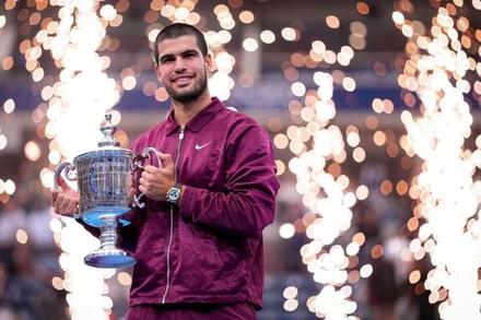 Carlos Alcaraz cầm trên tay chiếc Cup vô địch US Open 2025. (Ảnh: USTA)