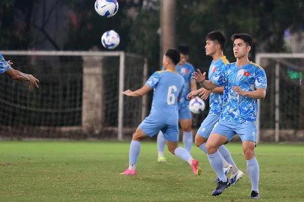 Tiền vệ Khuất Văn Khang tập luyện cùng các đồng đội. (Ảnh: VFF)