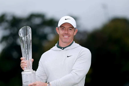 Rory McIlroy cùng chiếc Cup vô địch Giải golf Ireland Mở rộng (Amgen Irish Open) 2025. (Ảnh: DP World Tour)