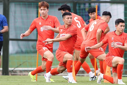 Tiền vệ Hoàng Đức tập luyện cùng các đồng đội. (Ảnh: VFF)