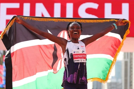 Ruth Chepngetich khi phá kỷ lục thế giới tại Chicago Marathon 2024. (Ảnh: Runner's World)