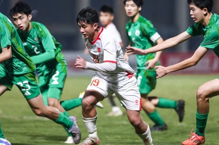 Chân sút U17 Việt Nam trong vòng vây của các cầu thủ U17 Ma Cao (Trung Quốc).