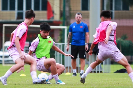 Huấn luyện viên Cristiano Roland theo sát các học trò trong những buổi tập. (Ảnh: VFF)