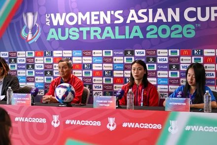 Huấn luyện viên Mai Đức Chung và cầu thủ Phạm Hải Yến tại buổi họp báo trước trận gặp Ấn Độ. (Ảnh: VFF)