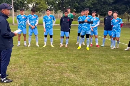 Ban huấn luyện dặn dò các cầu thủ U22 Việt Nam trong buổi tập. (Ảnh: VFF)