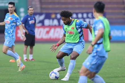 Tiền đạo Nguyễn Xuân Son hòa nhập nhanh chóng với các đồng đội sau thời gian hồi phục chấn thương. (Ảnh: VFF)