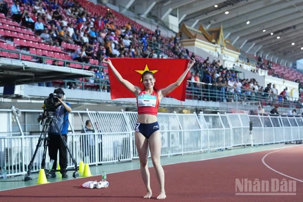 Nguyễn Thị Ngọc mang về tấm Huy chương Vàng quý giá ở môn điền kinh, nội dung 400m nữ. (Ảnh: HOÀNG MINH)