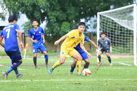 U21 Sông Lam Nghệ An (áo vàng) không thể vượt qua sức mạnh của U21 PVF-Công an nhân dân. (Ảnh: VFF)