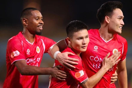 Nguyễn Quang Hải cùng các đồng đội câu lạc bộ Công an Hà Nội đang có phong độ rất cao tại vòng loại V-League 2025/26. (Ảnh: Đức Cường)