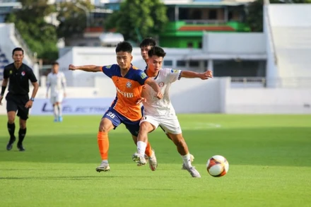 U17 Thành phố Hồ Chí Minh (áo trắng) giành 3 điểm trọn vẹn trước U17 SHB Đà Nẵng. (Ảnh: VFF)