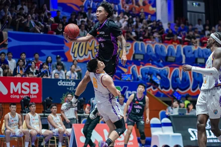 Hanoi Buffaloes lội ngược dòng trước Nha Trang Dolphins. 