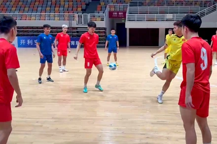 Các thành viên đội tuyển futsal Việt Nam trong buổi tập đầu tiên tại Hàng Châu (Trung Quốc). (Ảnh: VFF)